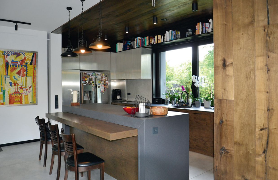 Zabudowa kuchenna z wyspą: fronty ze stali szczotkowanej i drewniany fornir