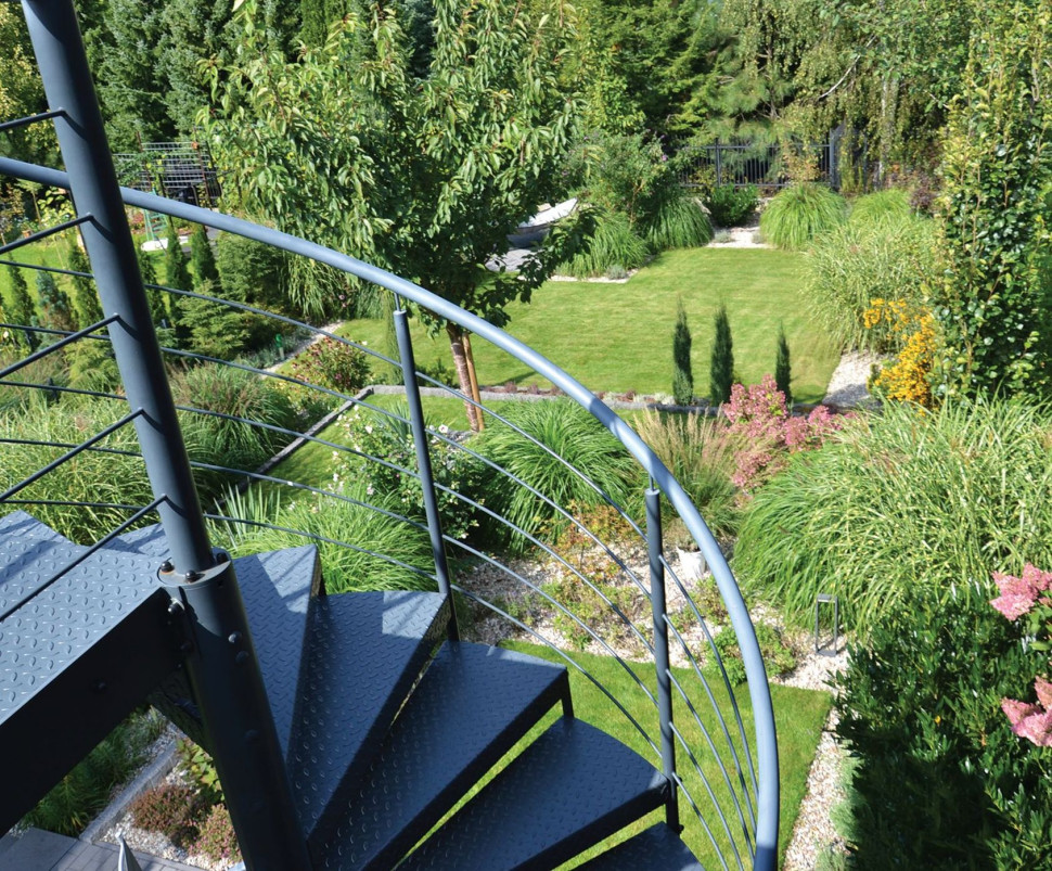Szeroka panorama na ogród roztacza się z kręconych schodów, łączących najwyższą półkę na skarpie z tarasem na poziomie piętra