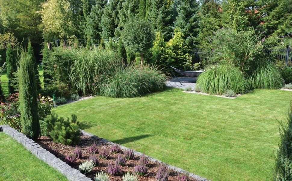 Na poziomie zero, w najodleglejszym zaułku ogrodu, celowo ulokowano zaułek z hamakiem - zachęca właścicieli do przebywania wśród gęstej zieleni