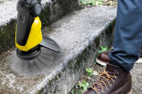 Jak usunąć mech z trawnika i kostki brukowej? Skuteczne sposoby