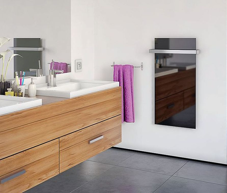 Panele grzewcze na podczerwień wyposażone w relingi na ręczniki 