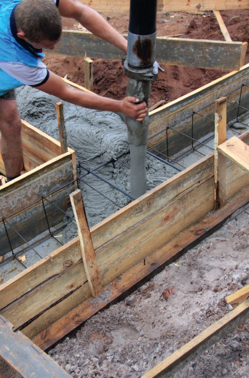 Wylewanie fundamentów pod dom jednorodzinny