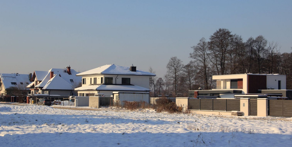 Domy jednorodzinne w zimowej scenerii