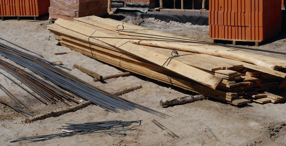 Podstawowe materiały budowlane (stal, drewno)