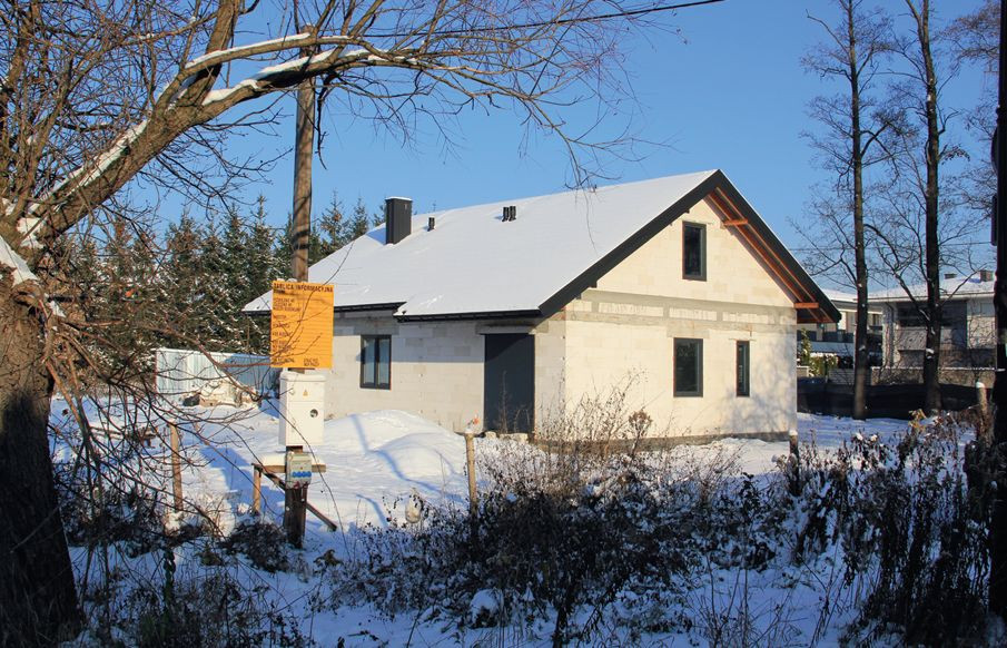 Mały dom z dwuspadowym dachem