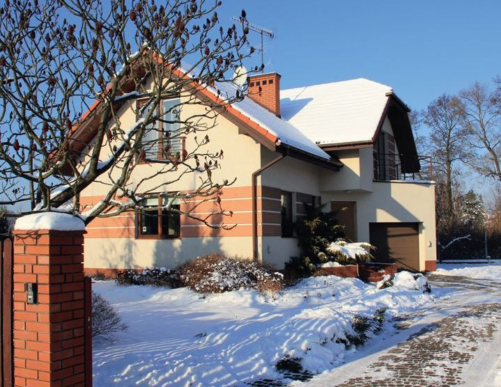 Parterowy dom ze skośnym dachem i użytkowym poddaszem