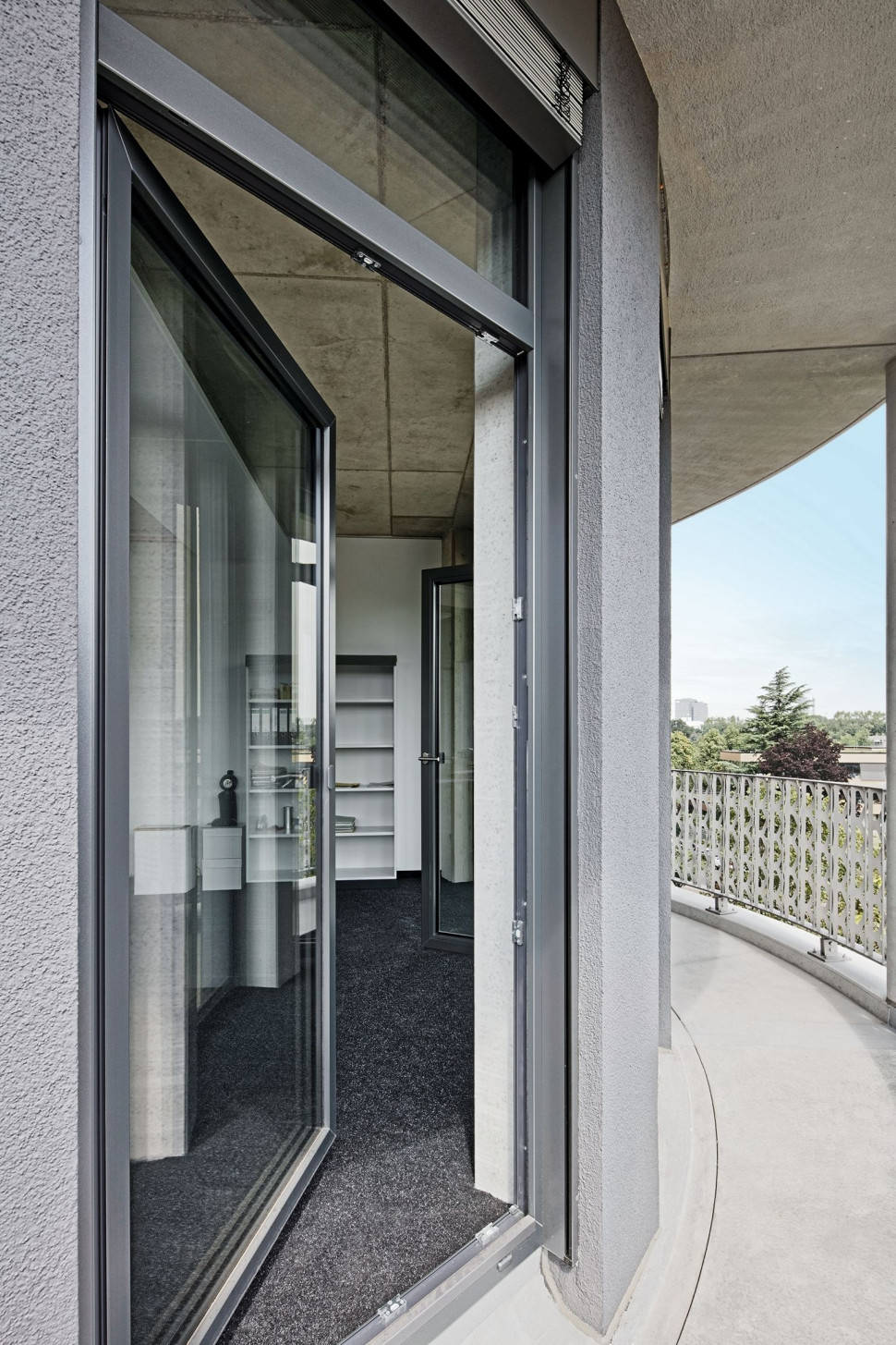 Okno balkonowe z PVC-U w systemie Schüco LivIng 82 AS