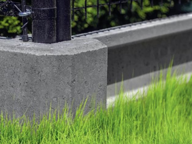 Fundament prefabrykowany wykonany z desek łączonych za pomocą łączników narożnych