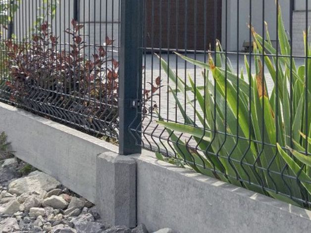 Fundament prefabrykowany wykonany z desek łączonych za pomocą łączników prostych