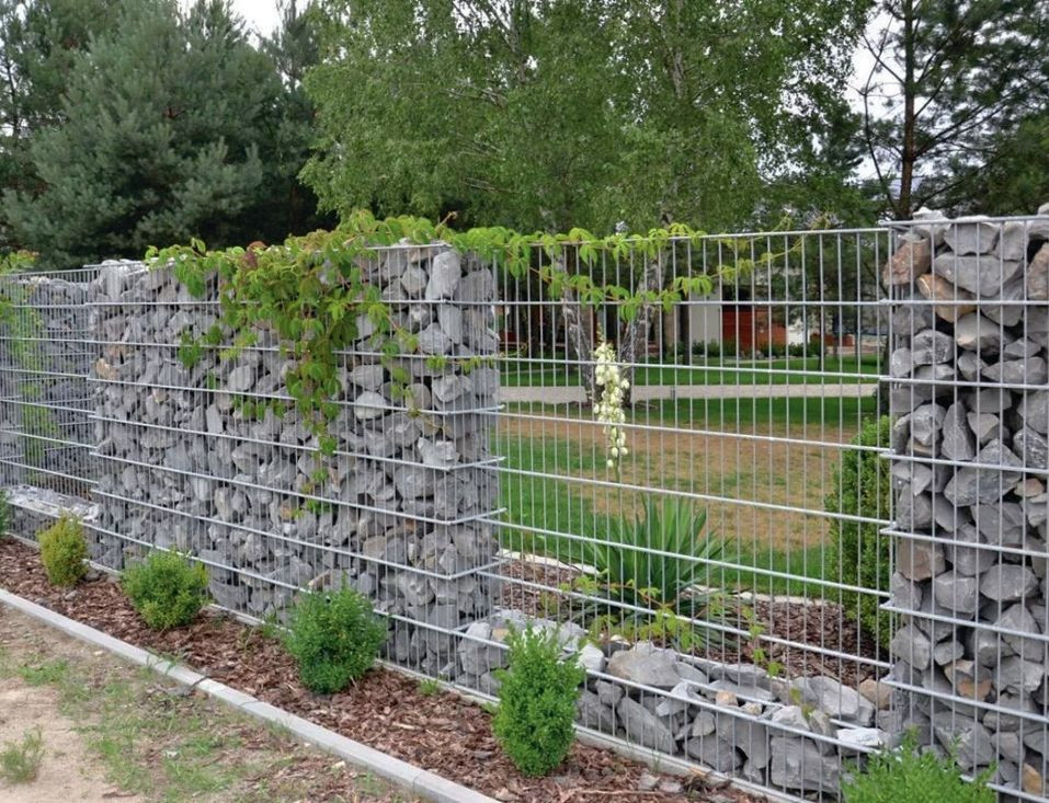 Ogrodzenie z koszy stalowych wypełnionych łupanym bazaltem