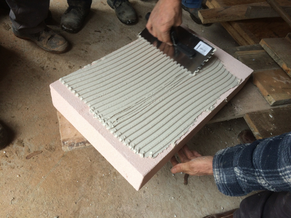 Nanoszenie zaprawy do przyklejania płyt EcoVario i RenoTherm