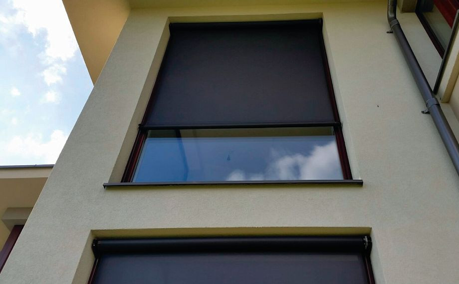 Markiza na pręty - markizoroleta natynkowa montowana do elewacji