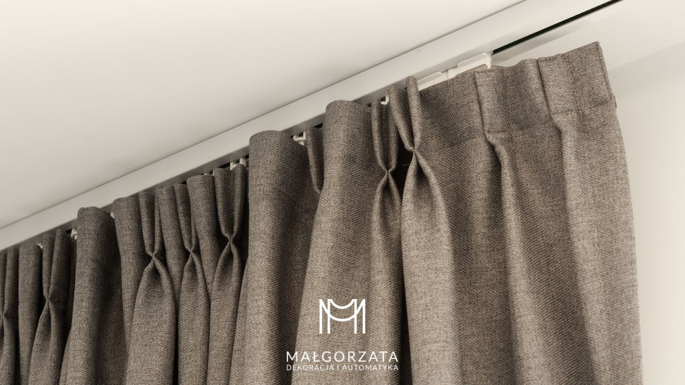 Zasłony na fleksach powieszone na karniszu elektrycznym