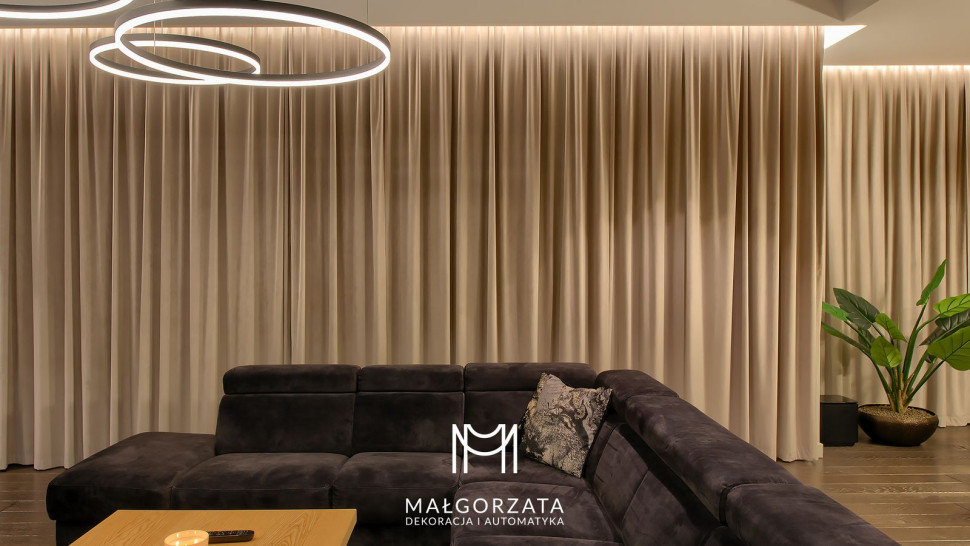 Zasłony welurowe na fleksach w salonie
