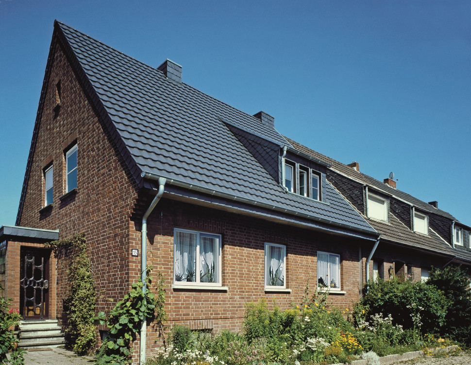 Dom w zabudowie szeregowej - dach po renowacji