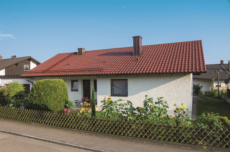 Parterowy dom jednorodzinny z czerwonym dachem