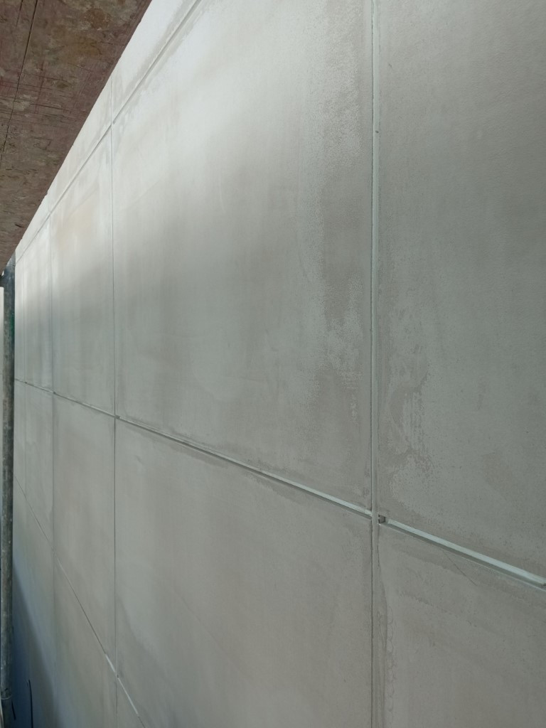 Prawidłowo przygotowana warstwa zbrojona - podział powierzchni, szlifowanie kleju. fot. Dryvit