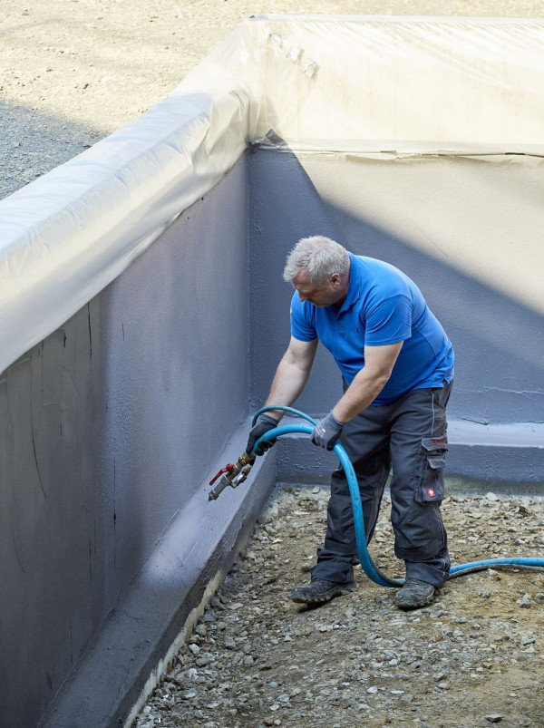Nakładanie zaprawy wodoszczelnej AQUAFIN®-RB400