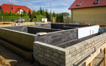 Izolacja przeciwwilgociowa fundamentów - poradnik krok po kroku