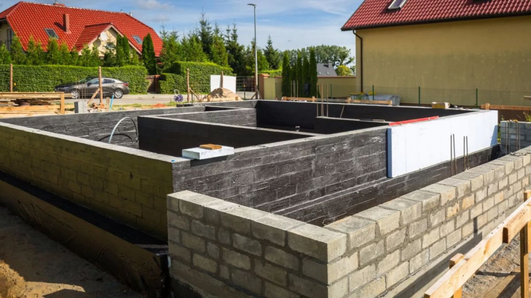 Izolacja przeciwwilgociowa fundamentów - poradnik krok po kroku