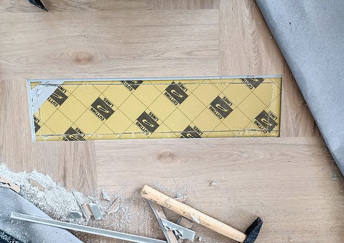 Wymiana panelu winylowego - krok 2) Wycięcie uszkodzonej deski