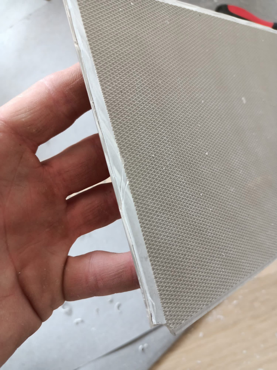 Wymiana panelu winylowego - zbliżenie na fragment wyciętego zamka