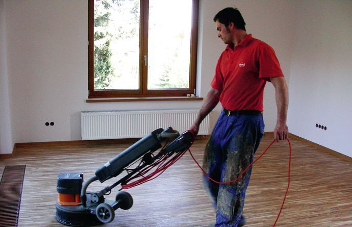 Układanie parkietu - krok 3) Gotową posadzkę wyrównuje się szlifierką taśmową