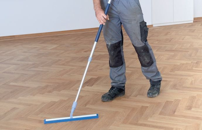 Układanie parkietu - krok 4) Na końcu powierzchnię pokrywa się olejem lub lakierem zabezpieczającym posadzkę przez uszkodzeniem