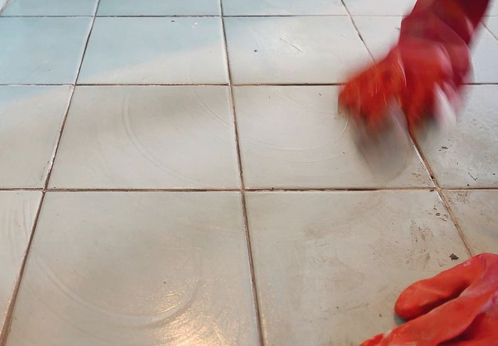 Malowanie płytek ceramicznych - krok 1) Dokładne umycie całej powierzchni