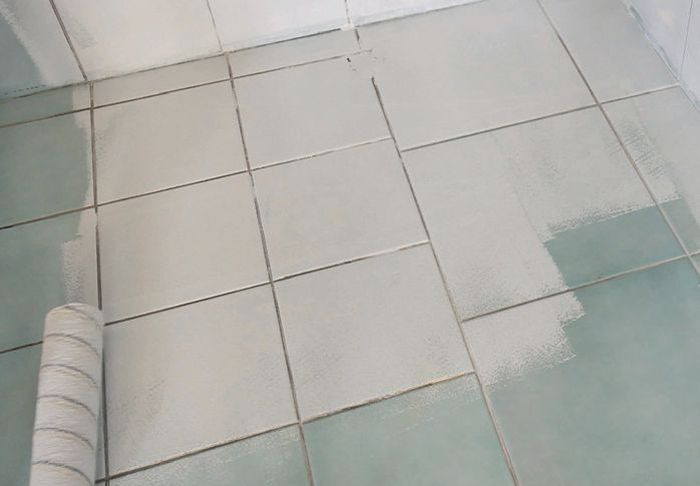 Malowanie płytek ceramicznych - krok 2) Aplikacja gruntu