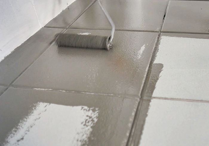 Malowanie płytek ceramicznych - krok 3) Nakładanie pierwszej warstwy farby