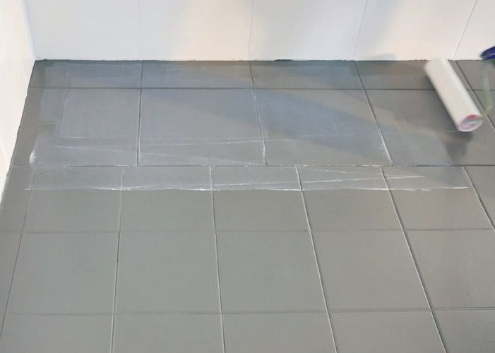 Malowanie płytek ceramicznych - krok 5) Aplikacja bezbarwnego lakieru poliuretanowego