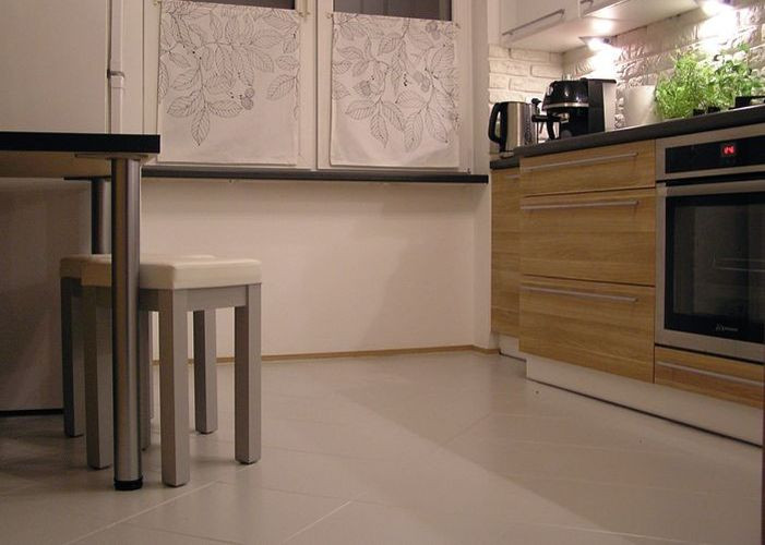 Malowanie płytek ceramicznych - krok 6) Odnowiona posadzka w kuchni