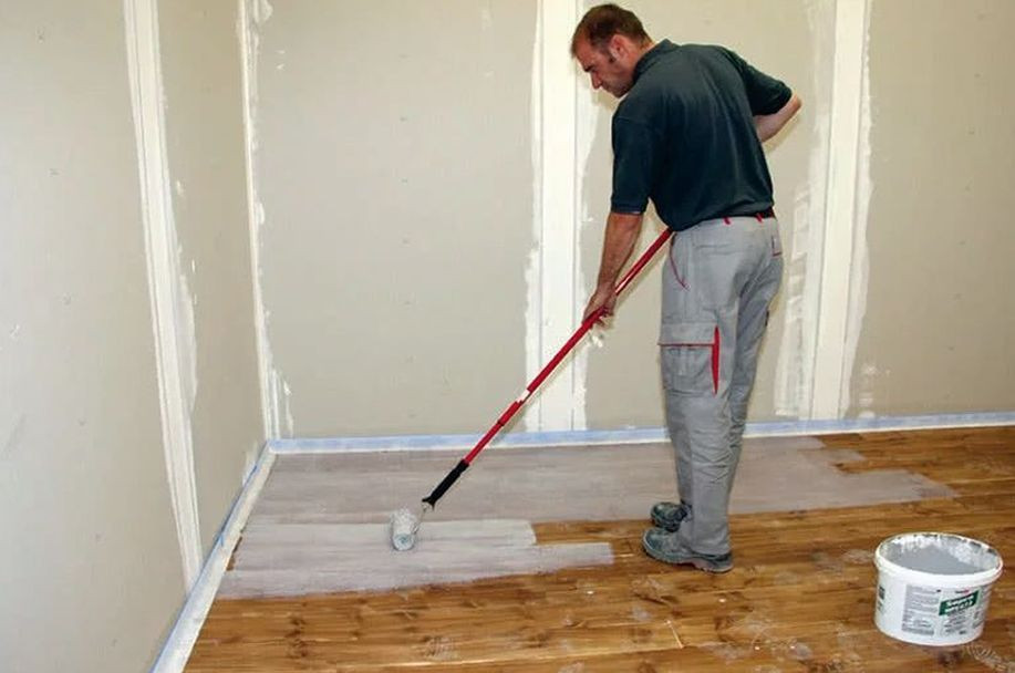 Płytki ceramiczne na parkiecie - krok 2) Naniesienie preparatu gruntującego do podłoży niechłonnych (po wcześniejszym usunięciu lakieru, oleju)