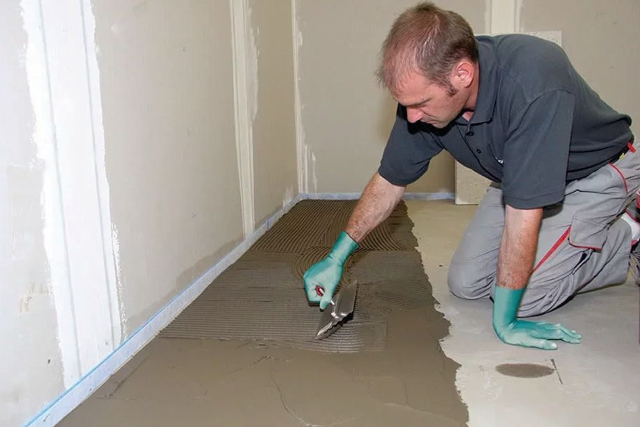 Płytki ceramiczne na parkiecie - krok 3) Naniesienie na zagruntowaną powierzchnię elastycznej zaprawy klejowej