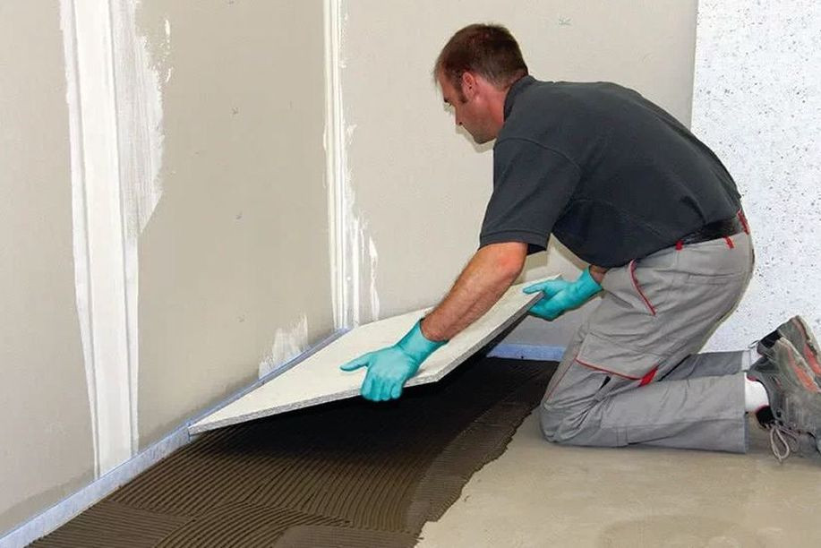 Płytki ceramiczne na parkiecie - krok 4) Układanie izolacyjnych płyt (z włókien poliestrowych) likwidujących naprężenia