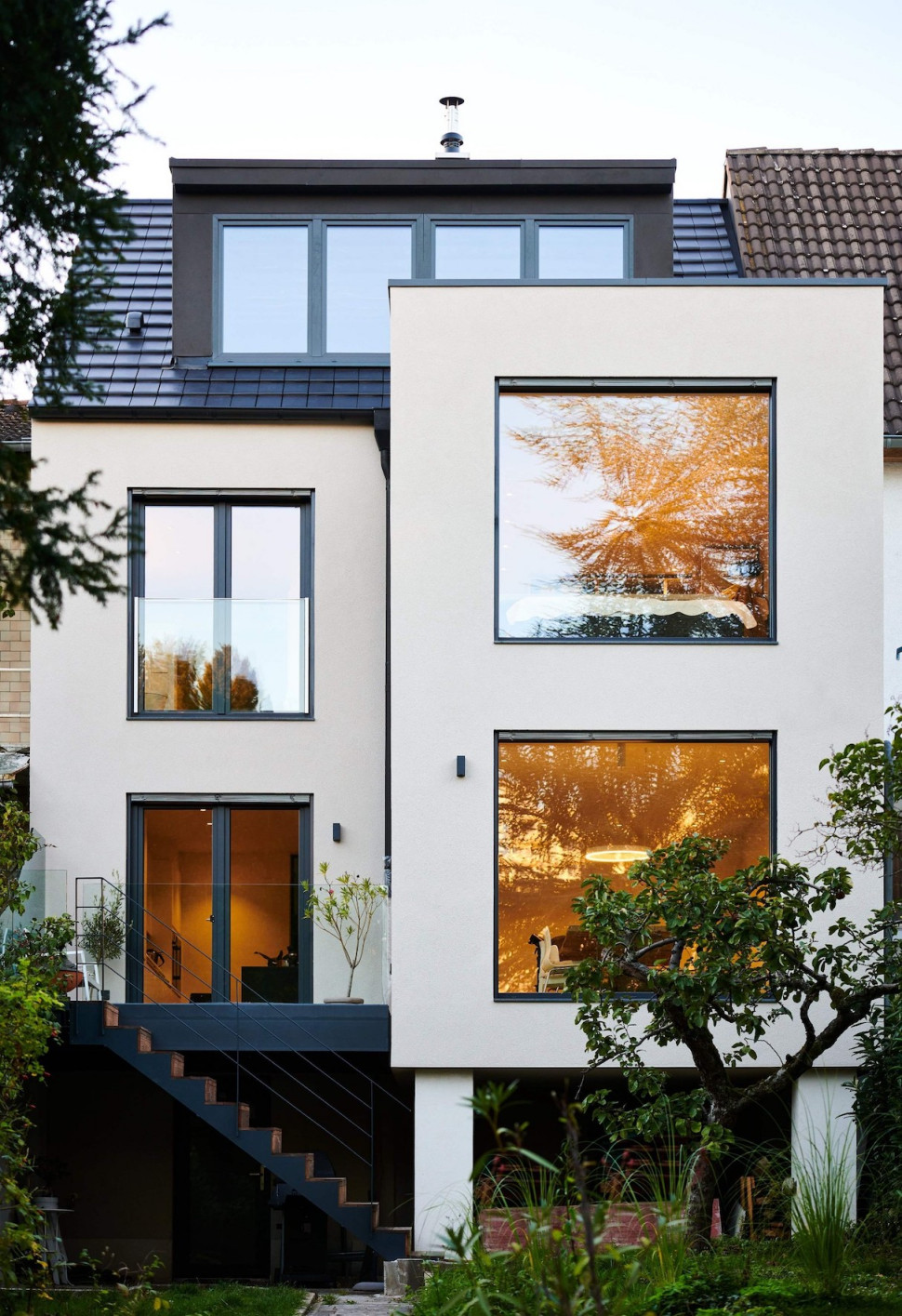 Modernizacja budynku z lat 20. z wykorzystaniem okien i drzwi przesuwnych z PVC-U serii Schüco LivIng, fot. Schüco