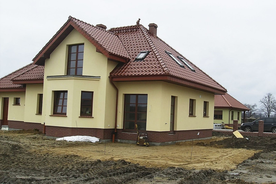 Wykonanie tarasu - krok 1) Wytyczenie miejsca wykonania tarasu z płyt oraz usunięcie humusu i gruntu rodzimego, co najmniej 20-30 cm