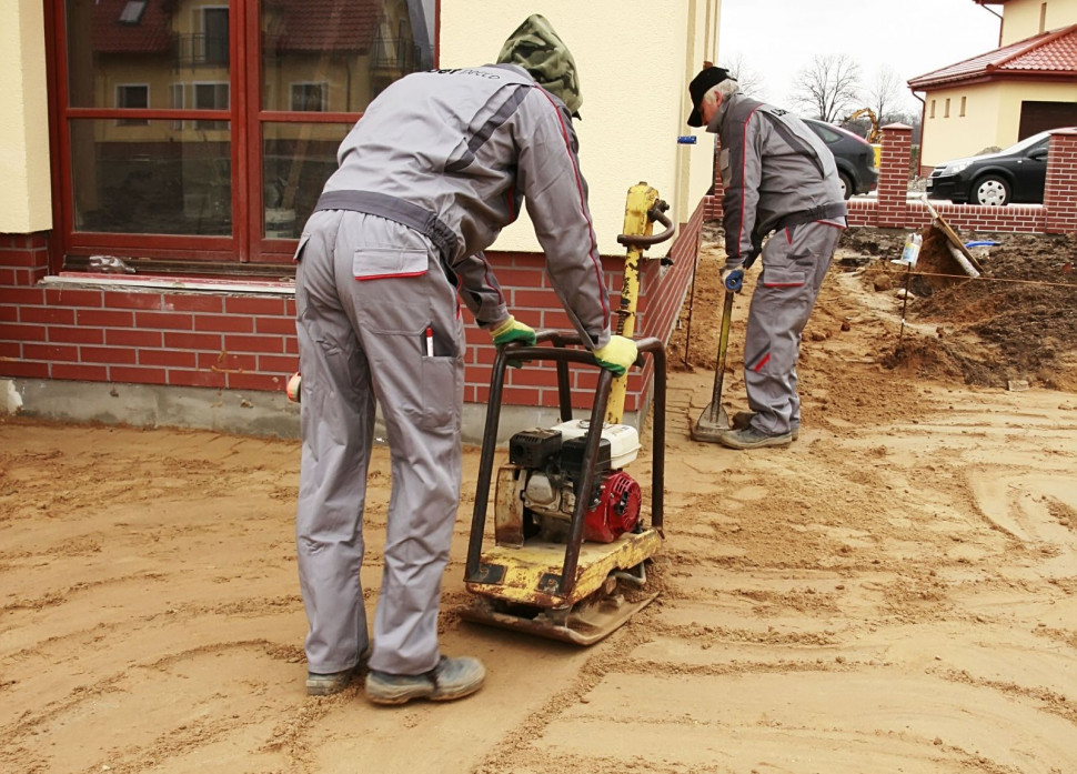 Wykonanie tarasu - krok 3) Dokładne zagęszczenie powierzchni wyrównawczej wraz ze spadkami