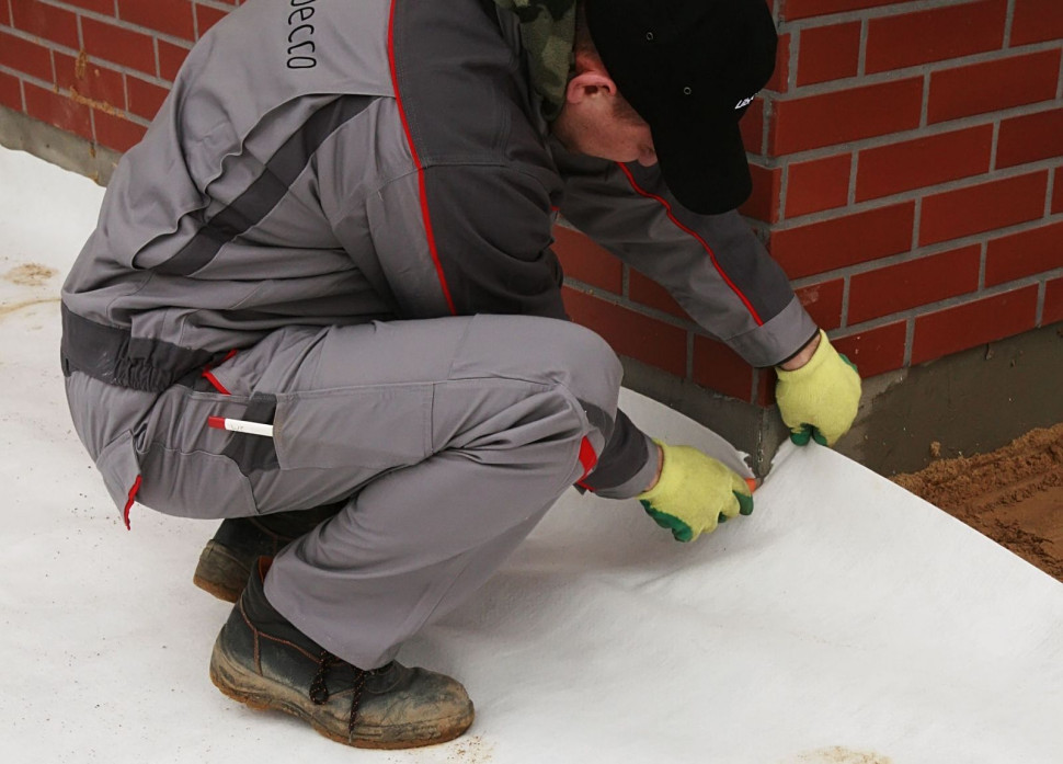 Wykonanie tarasu - krok 4) Ułożenie geowłókniny, bezpośrednio na ubitą nawierzchnię