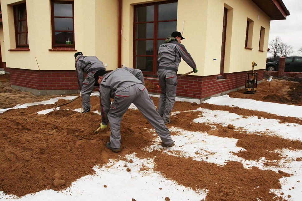Wykonanie tarasu - krok 5) Następna, czynnością jest wyrównanie warstwy odcinającej o grubości około 10-20 cm, za pomocą pospółki lub grubego piasku