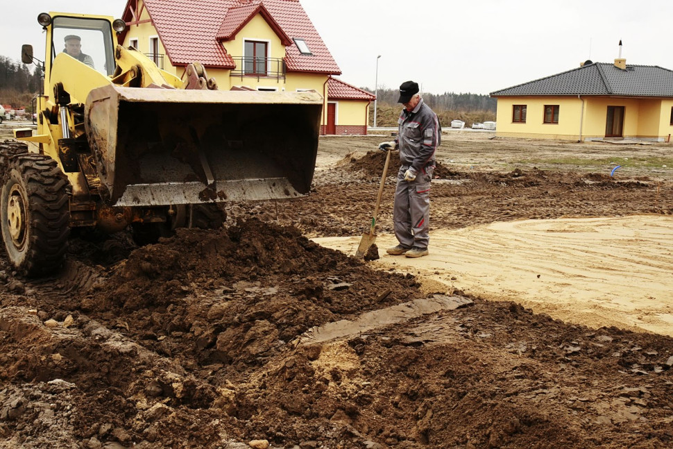 Wykonanie tarasu - krok 6) Dokładne zagęszczenie pojedynczych warstw podbudowy (patrz zdj. 3) wykonanie jej kolejnych warstw analogicznie