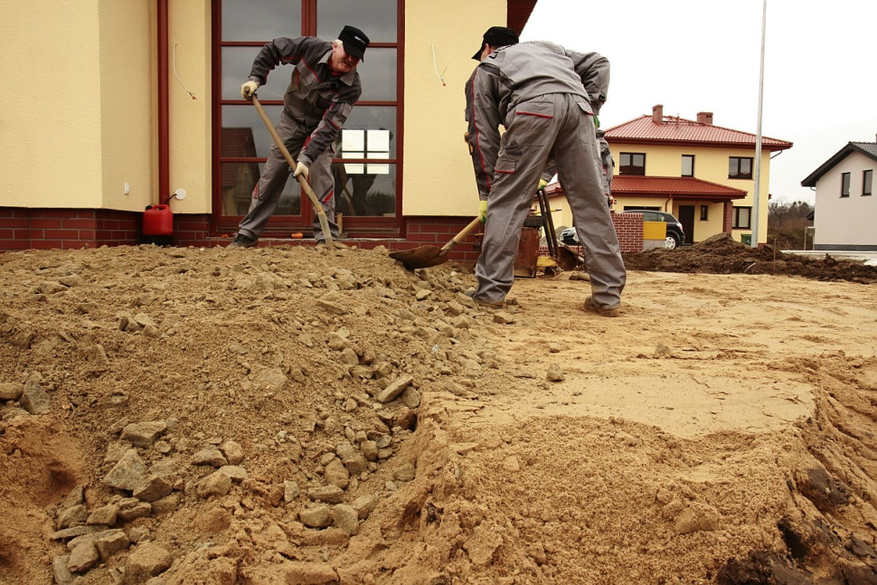 Wykonanie tarasu - krok 7 i 8) Kolejnym krokiem jest wykonanie warstwy nośnej z kruszywa łamanego 0-31,5 mm