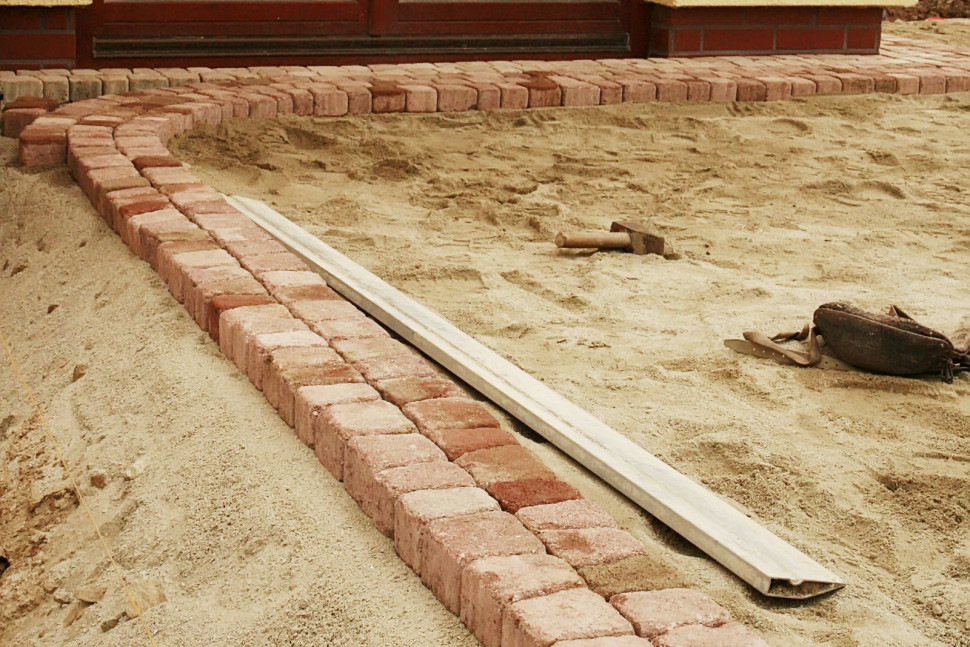 Wykonanie tarasu - krok 7 i 8) Kolejnym krokiem jest wykonanie warstwy nośnej z kruszywa łamanego 0-31,5 mm