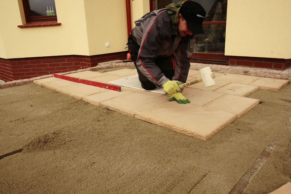 Wykonanie tarasu - krok 10) Kolejnym krokiem jest wyrównanie układanych płyt, za pomocą gumowego, białego młotka, który nie pozostawi śladu na płytach