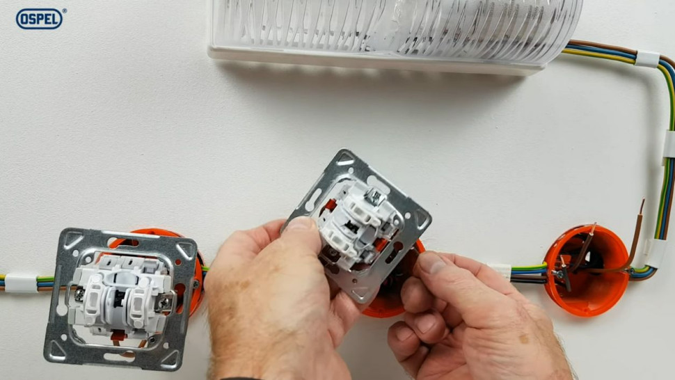 Podłączanie włącznika krzyżowego między dwa włączniki schodowe. fot. Ospel S.A.