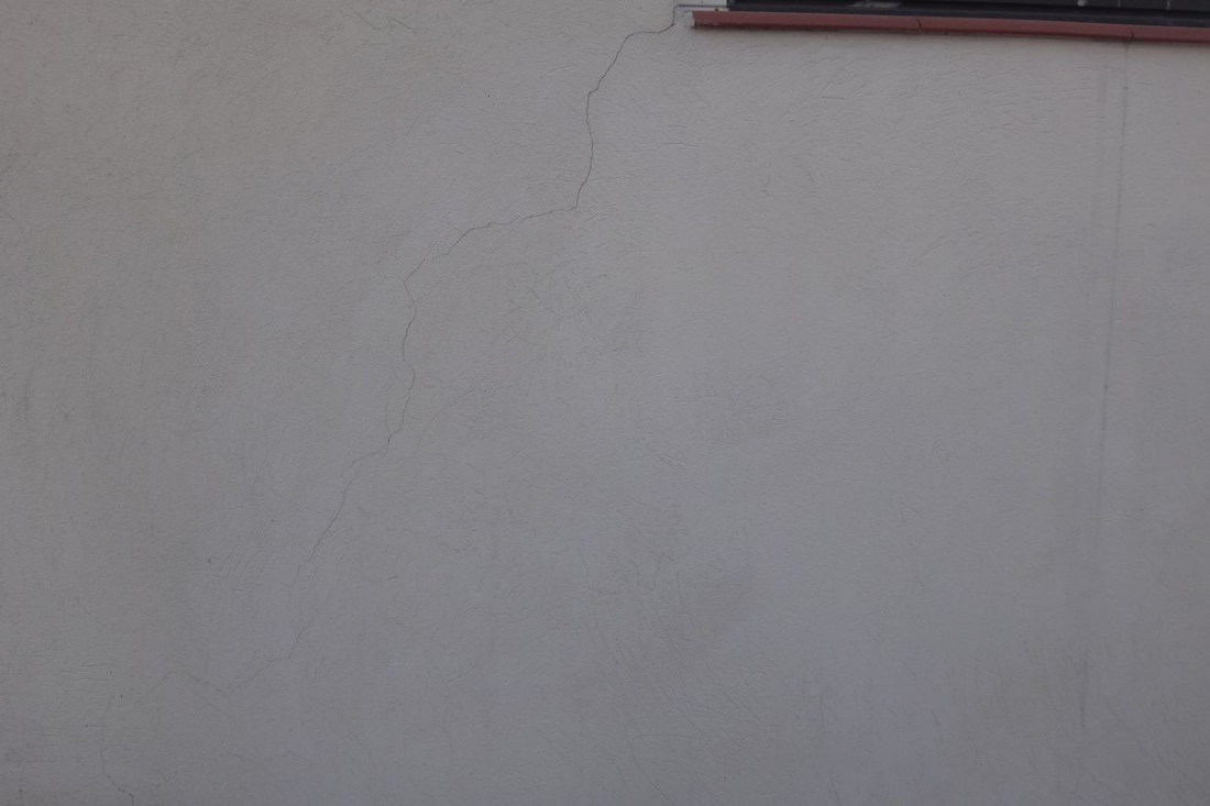 Czy pęknięcia na ścianach i stropach są groźne?