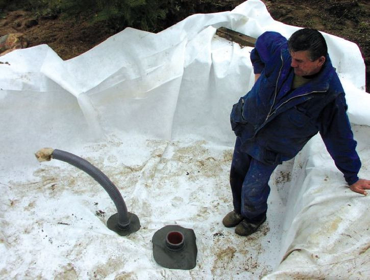 Wykonanie stawu kąpielowego: Natlenianie wody - geowłokno pokryte folią z PVC