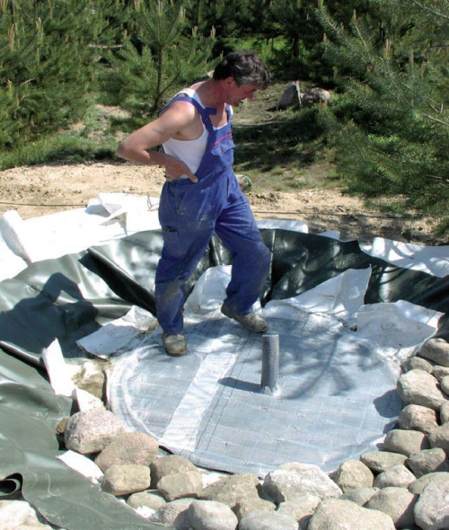 Wykonanie stawu kąpielowego: Natlenianie wody - siatka podtynkowa szklana