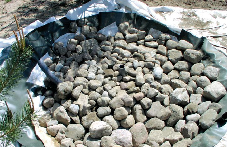 Wykonanie stawu kąpielowego: Natlenianie wody - obsypanie otoczkami